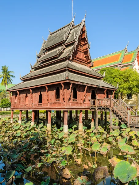 Thailändska trä tempel — Stockfoto