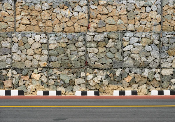 Strada asfaltata con parete rocciosa — Foto Stock