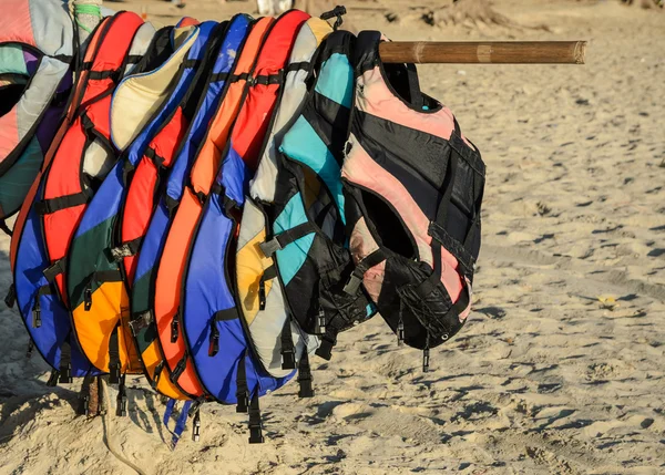 Jaquetas salva-vidas coloridas — Fotografia de Stock