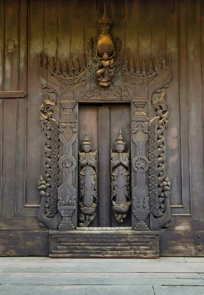 Birmanie bois sculpture temple porte — Photo