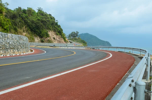 Camino a lo largo de una costa marina — Foto de Stock