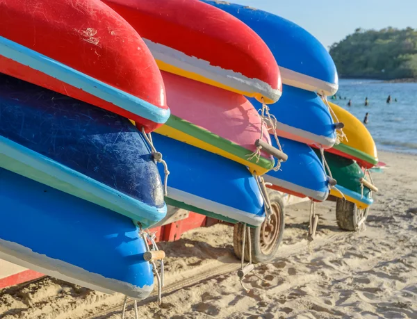 해변에 다채로운 카약 — 스톡 사진