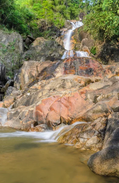 Altijdgroene bos waterval — Stockfoto