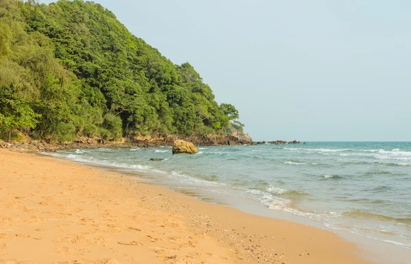 Tropikalny brązowy piasek plaża — Zdjęcie stockowe
