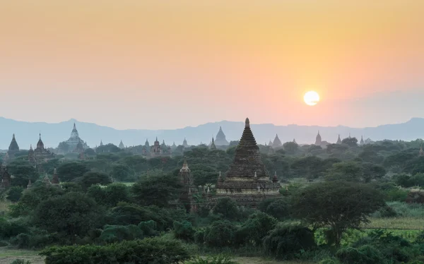 Gün batımında Bagan ovaları tapınaklar — Stok fotoğraf