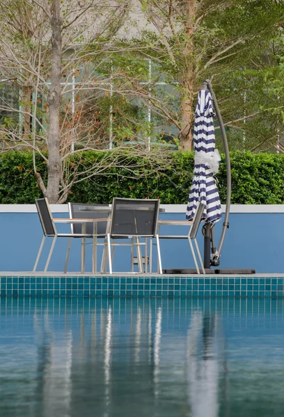 Tavolo e sedie a bordo piscina — Foto Stock