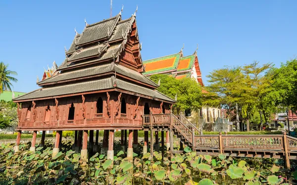 Thailändska trä tempel — Stockfoto