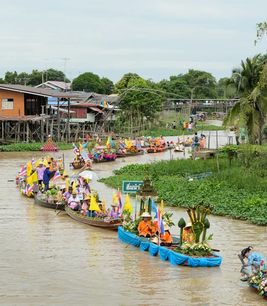 Traditional Thai parading of candles to temple — Stock Photo, Image