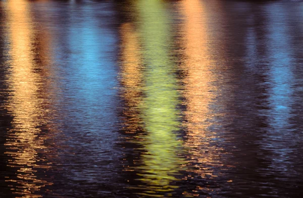 La ciudad ilumina la reflexión sobre el agua — Foto de Stock