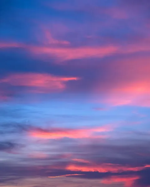 Δραματικός Ουρανός Ηλιοβασιλέματος Και Σύννεφα Στο Φόντο Ορίζοντα Λυκόφωτος — Φωτογραφία Αρχείου