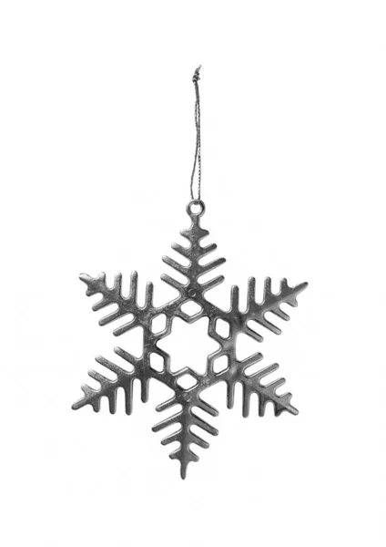 圣诞银质装饰雪片挂在银质闪光的绳子上 与白色背景隔离 — 图库照片