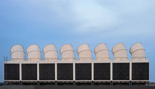 工业冷却塔或建筑屋顶上的风冷冷水机组 — 图库照片