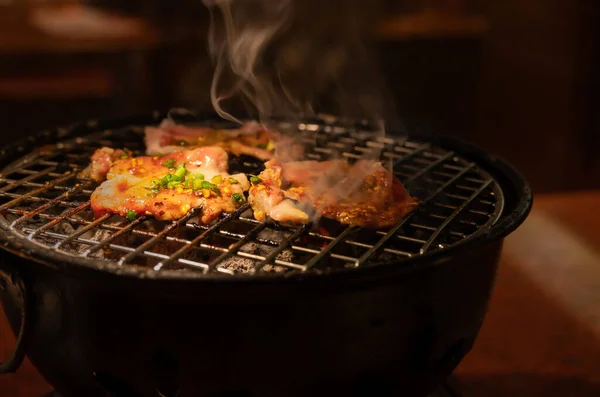 Skwierczące Plasterki Wieprzowiny Grill Węgiel Drzewny Koreański Lub Japoński Grill — Zdjęcie stockowe