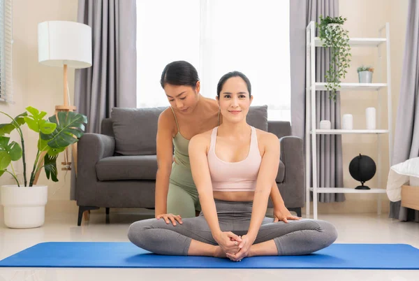 Young Woman Beginning Yoga Practice Private Teacher Home Professional Instructor — Stock Photo, Image