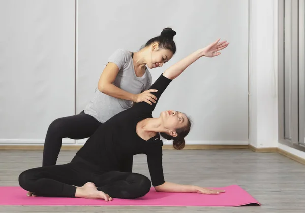 Woman Doing Yoga Practice Private Teacher Home Class Working Out — 스톡 사진