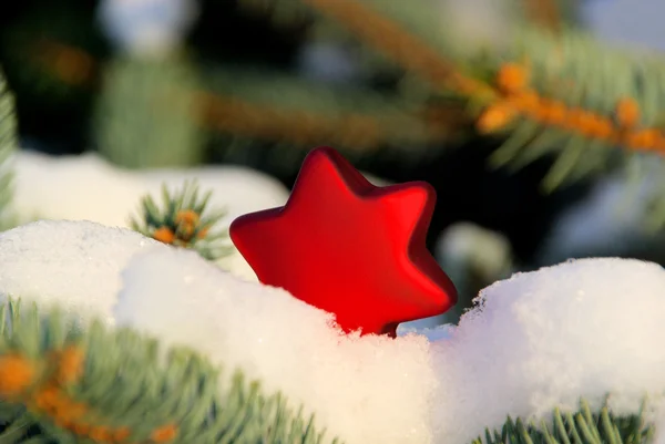 Christmas ball i snö 05 — Stockfoto