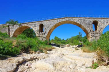 Pont Julien 08
