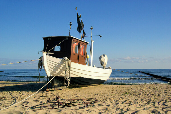 Fischkutter am Strand - fishing cutter on the beach 02