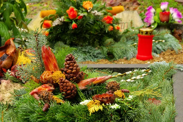 Friedhofsgesteck - blomsterarrangemang kyrkogården 06 — Stockfoto