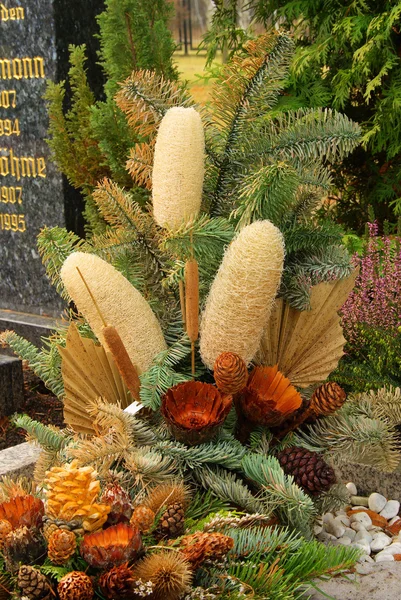 Friedhofsgesteck - blomsterarrangemang kyrkogården 01 — Stockfoto