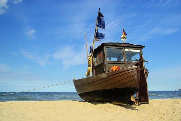 Ъ-Газета - Рыболовецкий катер на пляже — стоковое фото
