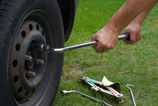 Rad wechseln - change a tire 02 — Stock Photo, Image