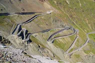 Stelvio geçidi dağ yolu