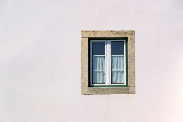 Beyaz duvar penceresinde — Stok fotoğraf