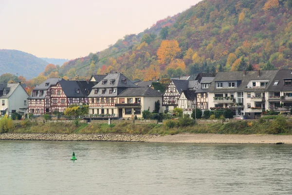 Haus in Wassernähe — Stockfoto