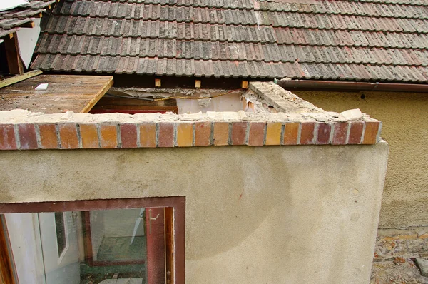 屋根を解体します。 — ストック写真