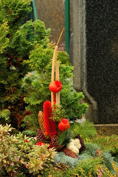 Floral arrangement cemetery — Stock Photo, Image