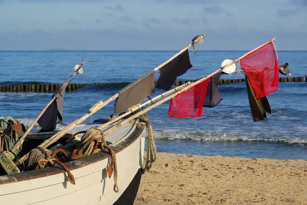 Rybářský kutr na pláži — Stock fotografie