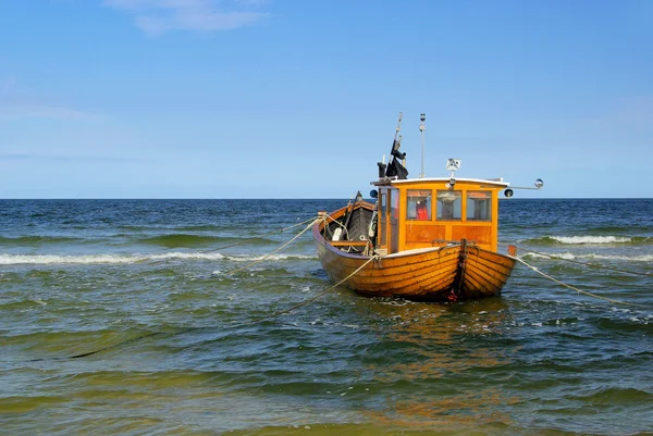 Vissen cutter op het strand — Stockfoto