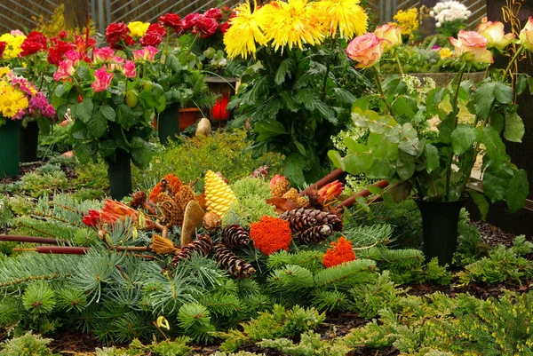 Blomsterarrangemang kyrkogård — Stockfoto