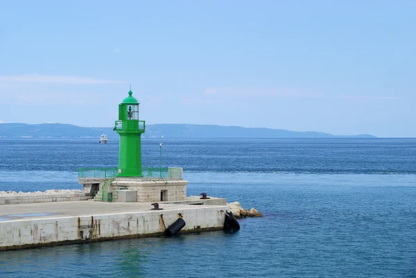 Pier und Leuchtturm in Kroatien — Stockfoto