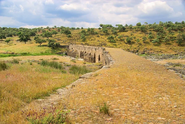 Aliseda Roma köprüsü — Stok fotoğraf