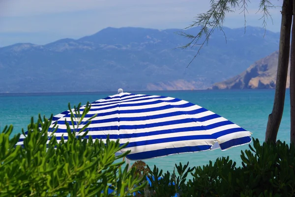 Пляжна парасолька — стокове фото