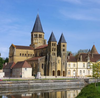 Paray-le-Monial Sacre-Coeur 01
