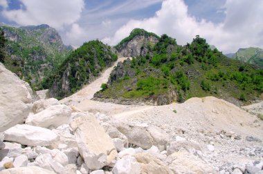 Carrara mermer taş çukur
