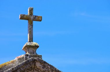 kilise üzerinde haçlar