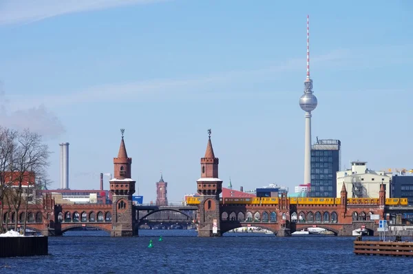 Berlín oberbaumbridge a televizní věž — Stock fotografie