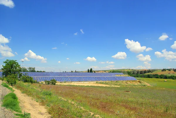 Planta solar en el campo — Foto de Stock