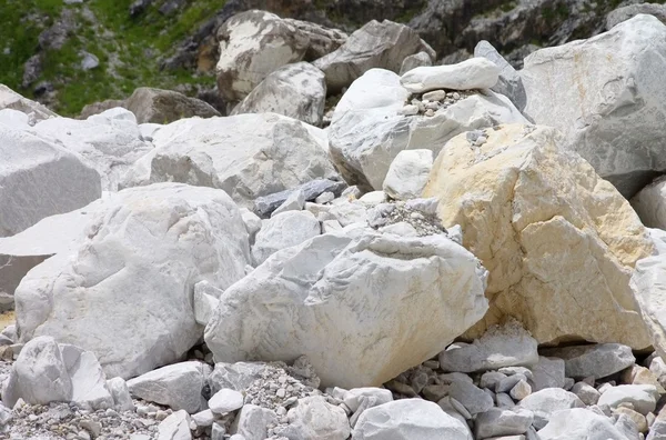 Pozzo in marmo di Carrara — Foto Stock