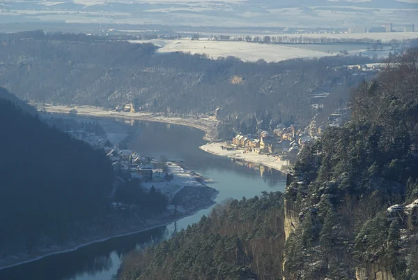 Bastei vista sul fiume Elba a valle — Foto Stock