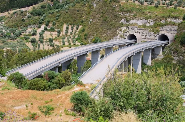 Γέφυρα του αυτοκινητόδρομου στο πουθενά — Φωτογραφία Αρχείου