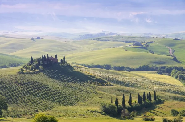 Tuscany ház a ködben — Stock Fotó