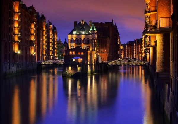 Hamburg staden av lagerställen palace på natten — Stockfoto