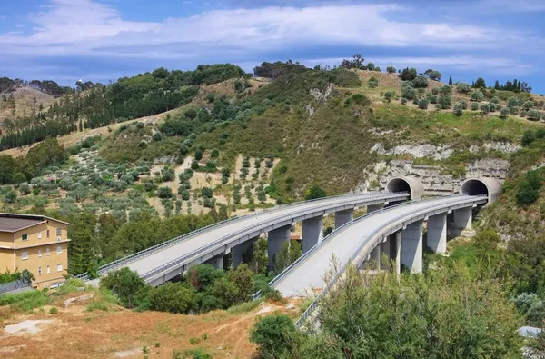 Snelweg brug naar nergens — Stockfoto