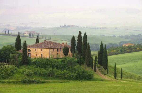 Casa Toscana en niebla —  Fotos de Stock