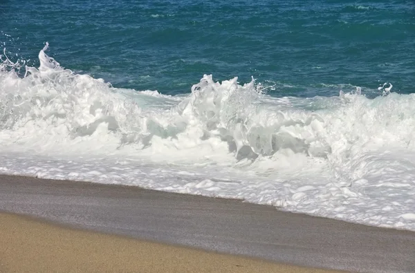 ชายหาดที่มีคลื่น — ภาพถ่ายสต็อก